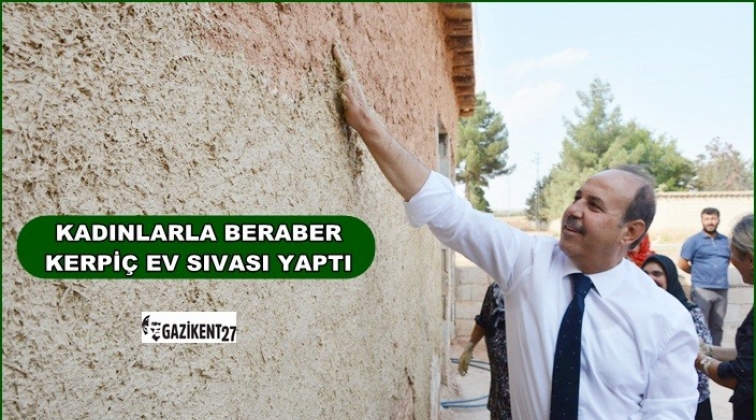 Başkan Kılı&ccedil;, kerpi&ccedil; ev sıvadı