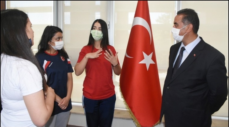 Başkana madalya s&ouml;z&uuml; verdiler...