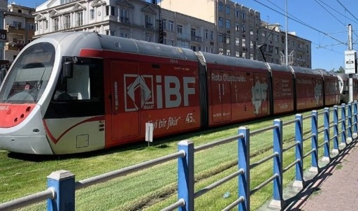 Bastonlar, şuruplar, bidon içindeki asma yaprakları... Tramvayda unutulanlar ’yok artık’ dedirtti