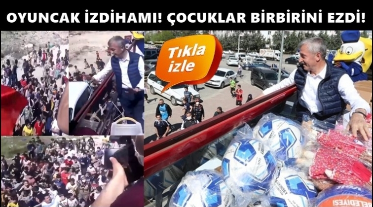 Belediye oyuncak dağıttı, &ccedil;ocuklar birbirini ezdi!