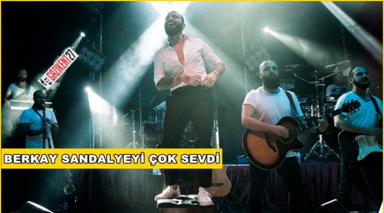 Berkay Şahin'den iskemleli performans