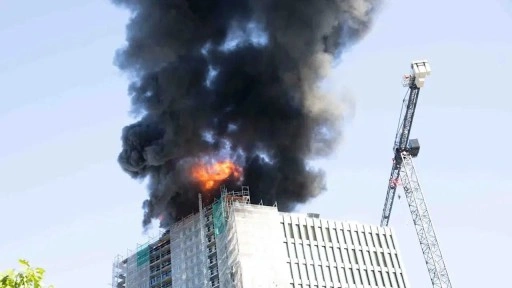 Berlin’de inşaat halindeki gökdelende yangın