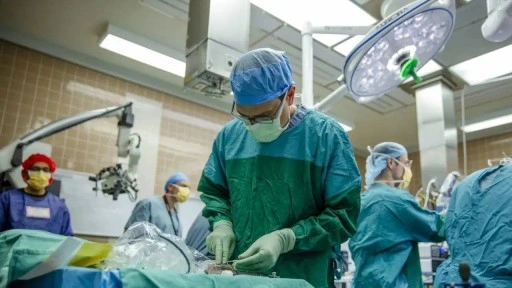 Beyin-bilgisayar arayüzü teknolojisi ilk kez bir insana yerleştirildi
