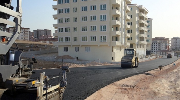 Beykent’te yeni açılan yollara asfalt