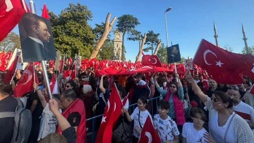 Binlerce yurttaşın ellerinde bayraklar: İBB'den Mustafa Kemal Yürüyüşü!
