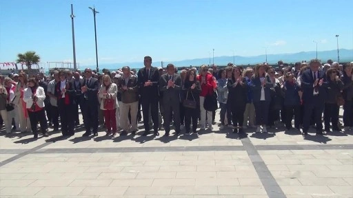 Bir yanda tek çelenk ve protokol: Diğer yerde onlarca çelenk ve kitlesel katılım