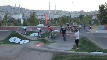 Bisiklet g&ouml;sterisi programı b&uuml;y&uuml;k ilgi g&ouml;rd&uuml;