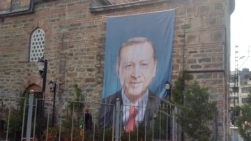 Bursa'da camiye Erdoğan'ın posteri asıldı!