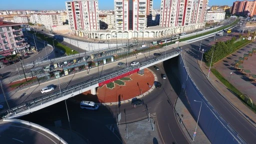 Büyükşehir'in köprülü kavşak yatırımları devam ediyor