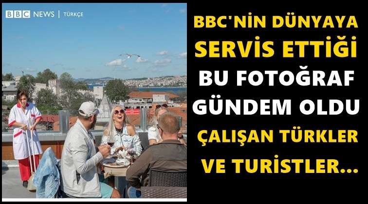 &Ccedil;alışan T&uuml;rkler ve turistler sokakta...