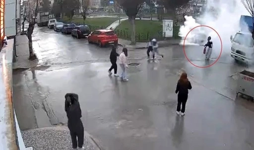 Camiden çaldıkları yangın tüpünü birbirine sıktılar: Bayılan arkadaşına gaz sıkmaya devam etti