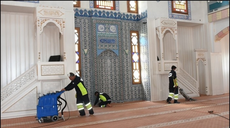 Camiler g&uuml;l suyu ile temizleniyor