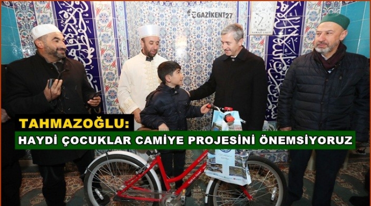 Camiye gelen &ccedil;ocukları &ouml;d&uuml;llendirdi