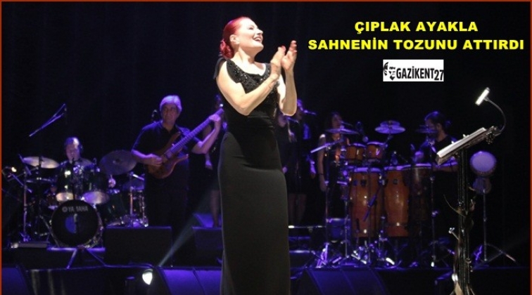 Candan Erçetin'den çıplak ayakla konser