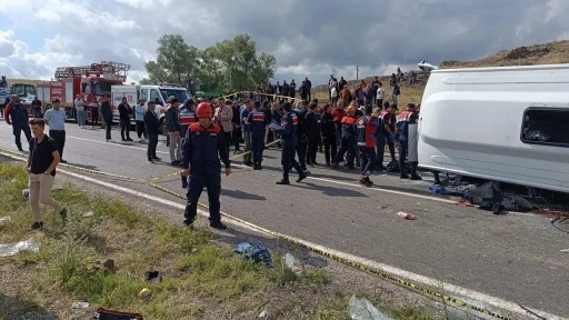 Cenazeden dönenleri taşıyan midibüs yan yattı: 2 ölü, çok sayıda yaralı!