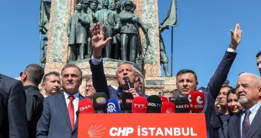 CHP 102 yaşında! Sloganlarla karşılanan Özgür Özel ve Özgür Çelik Taksim'de: 'Teslim olmayacağız!