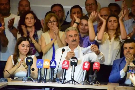 CHP Bursa İl Başkanı Yeşiltaş g&ouml;revden alınma kağıdını yırttı