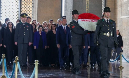 CHP'den Anıtkabir'e ziyaret... Özgür Özel'den Atatürk'e 'söz'