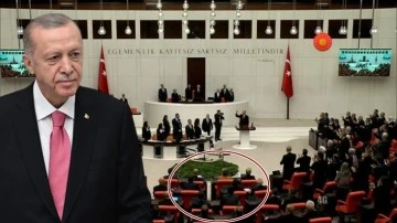 CHP, Erdoğan'ı protesto ederek ayağa kalmadı!