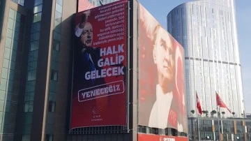 CHP İstanbul İl binasına Kılı&ccedil;daroğlu'nun afişi asıldı
