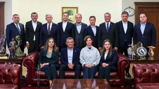 CHP'li b&uuml;y&uuml;kşehir belediye başkanlarından &Ouml;zg&uuml;r &Ouml;zel'e destek