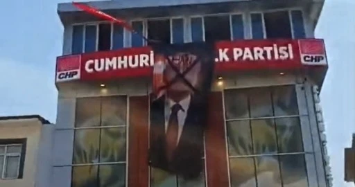 CHP Malatya il binasına 'Hain Kemal' pankartı asıldı!