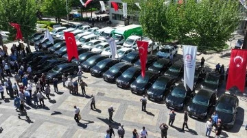 CHP'ye geçen Denizli Büyükşehir Belediyesi'nde ihtiyaç fazlası araçlar sergilendi