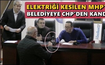 CHP'den elektriği kesilen MHP'li belediyeye kandil!