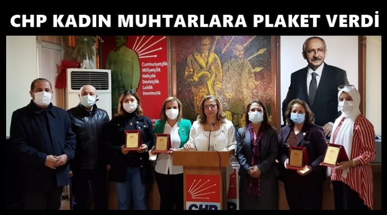 CHP'den kadın muhtarlara plaket...
