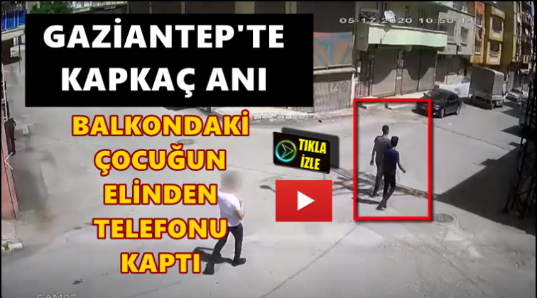 &Ccedil;ocuğun elinden telefonu kaptı ka&ccedil;tı!..
