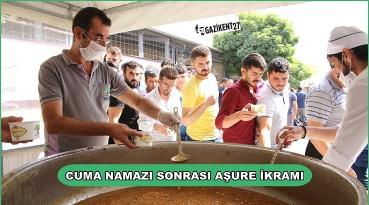 Cuma namazı sonrası cemaate aşure ikramı