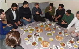 Davutoğlu, iftarda &ouml;ğrenci evine misafir oldu