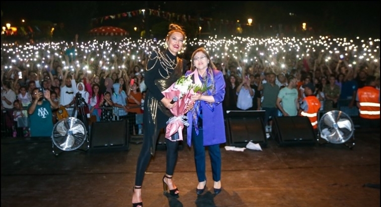 Demet Akalın Gaziantep'te konser verdi