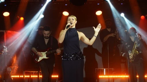 Derya Uluğ'dan TURKCHEM gecesine &ouml;zel performans