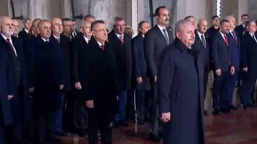 Devlet erkanı Anıtkabir'de Ata'nın huzuruna &ccedil;ıktı