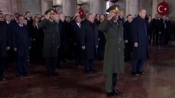 Devlet erk&acirc;nı Ata&rsquo;nın huzurunda...