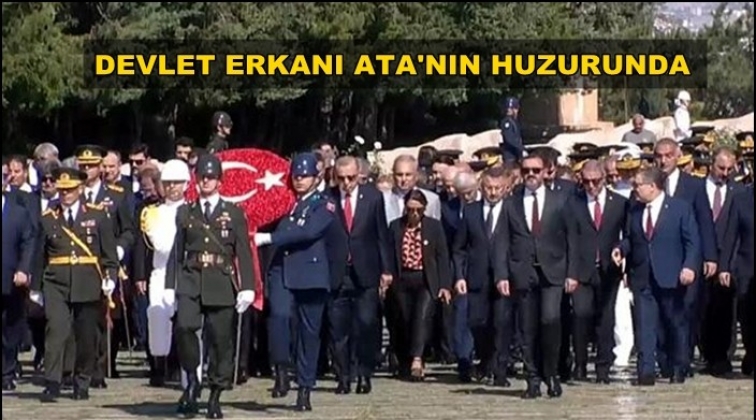 Devlet erk&acirc;nı Ata&rsquo;nın huzurunda