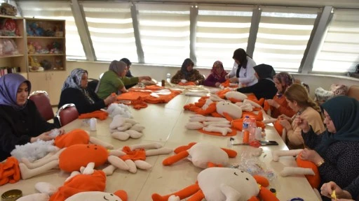 Diktikleri elbise ve oyuncakları lösemili çocuklara hediye ettiler