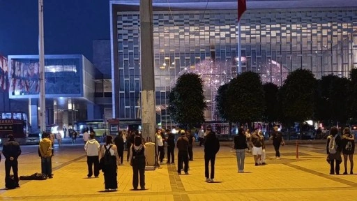 'Duran Adam' eylemine katılmışlardı... Gözaltındaki gençlere dikkat çeken soru!