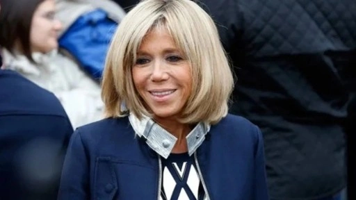 First lady Brigitte Macron, eşine makam uçağının kapısında tokat attı!