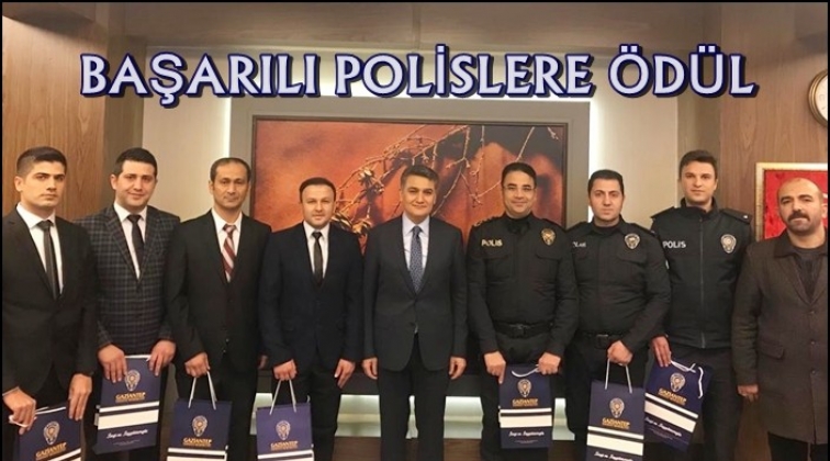 Emniyet M&uuml;d&uuml;r&uuml; Zeybek, başarılı polisleri &ouml;d&uuml;llendirdi