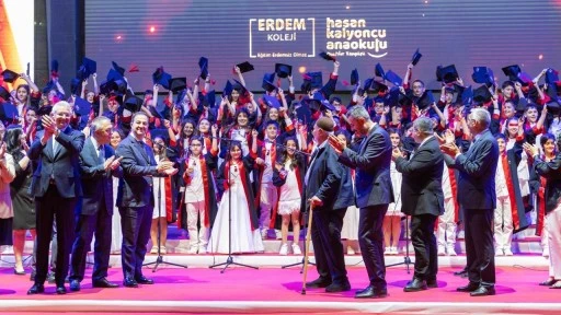Erdem Koleji'nde g&ouml;rkemli mezuniyet t&ouml;reni
