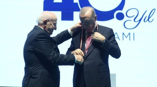 Erdoğan'a "100 Yılın Devlet Başkanı" &ouml;d&uuml;l&uuml;