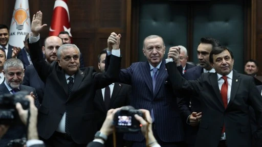 Erdoğan, AKP'ye katılan 3 milletvekiline rozet taktı