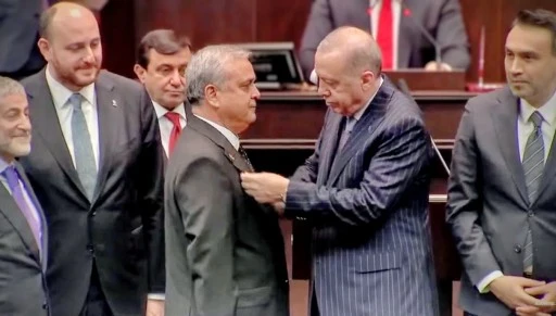 Erdoğan, AKP'ye katılan 3 milletvekiline rozet taktı