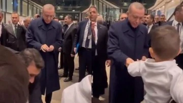 Erdoğan Almanya seyahatinde çocuklara 200 lira dağıttı!