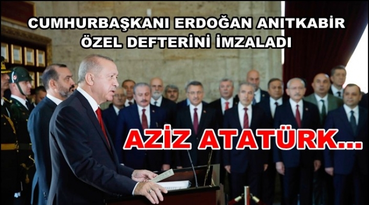 Erdoğan Anıtkabir &ouml;zel defterini imzaladı