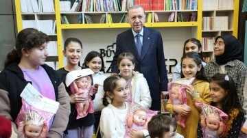 Erdoğan, Büyükşehir Kütüphanesi’ni ziyaret etti