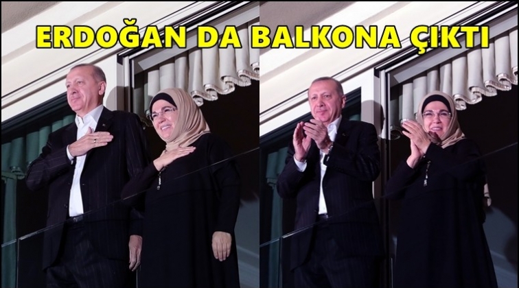 Erdoğan da balkona &ccedil;ıktı