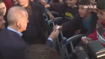 Erdoğan, depremzede çocuklara para dağıttı!
